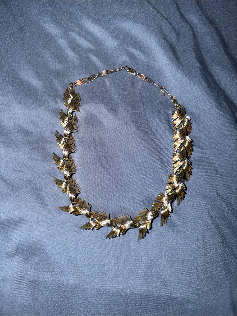 Women's Gold Leaf-Link Necklace – Elegant Sculpted Collar